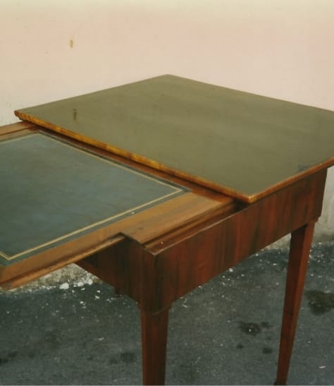 Table with two retractable shelves